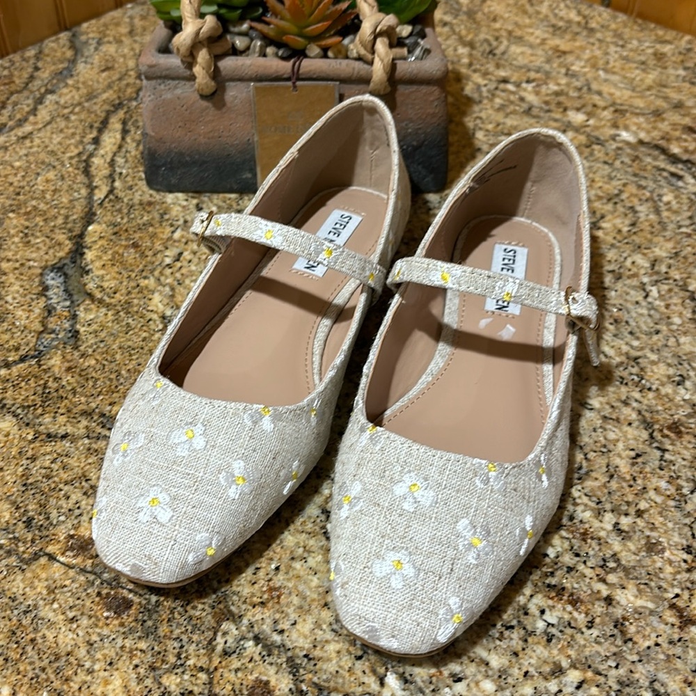 Steve Madden Beige Floral Women's Shoes
